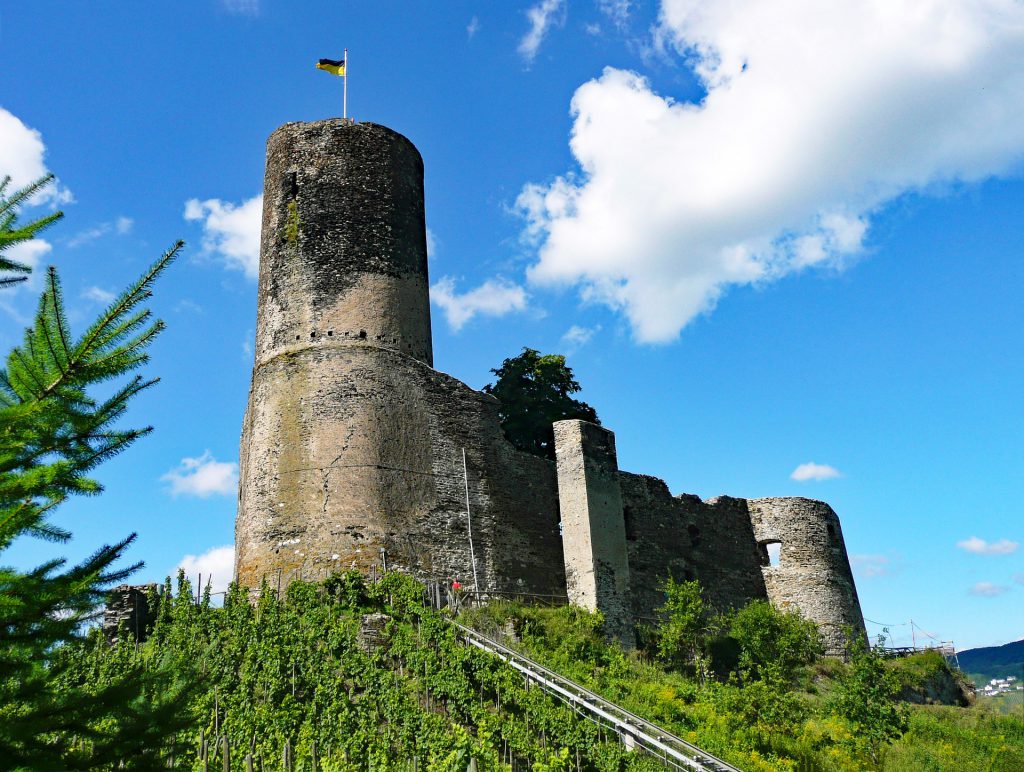 Burg Landshut in den Weinbergen von Bernkastel-Kues