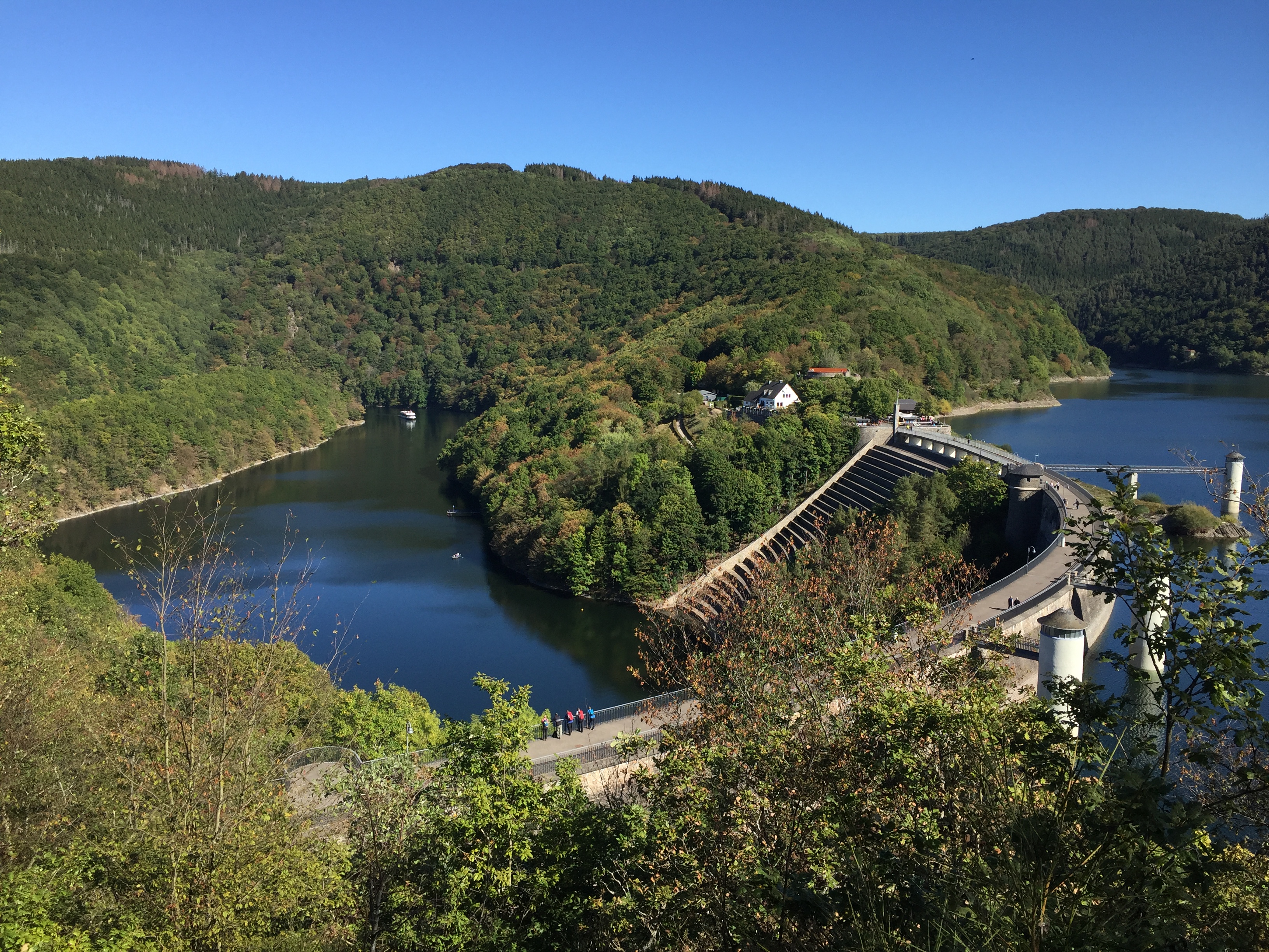 Urfttalsperre Staumauer - Blick vom Eifelsteig